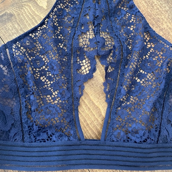 Victoria’s Secret very sexy navy blue halter lace bralette size medium - Picture 4 of 6